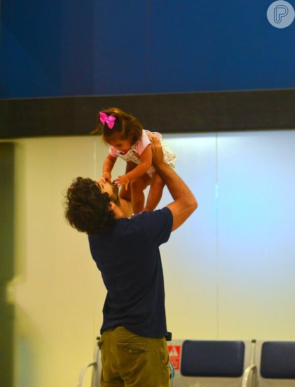 Hugo Moura brinca com Maria Flor em aeroporto do Rio de Janeiro