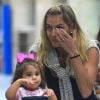 Deborah Secco se emociona ao rever a filha, Maria Flor, após período em São Paulo