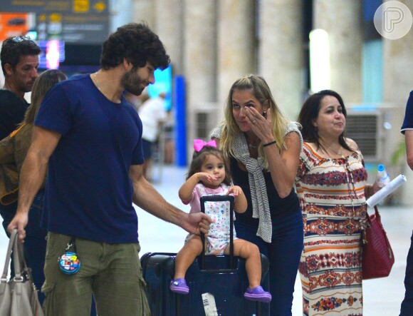 Deborah Secco se emociona ao rever a filha, Maria Flor, após período em São Paulo