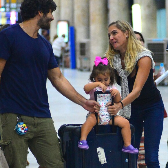 Deborah Secco é recepcionada pela família em aeroporto do Rio de Janeiro