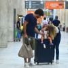 Deborah Secco beija a filha, Maria Flor, ao reencontrá-la em aeroporto