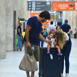 Deborah Secco beija a filha, Maria Flor, ao reencontrá-la em aeroporto