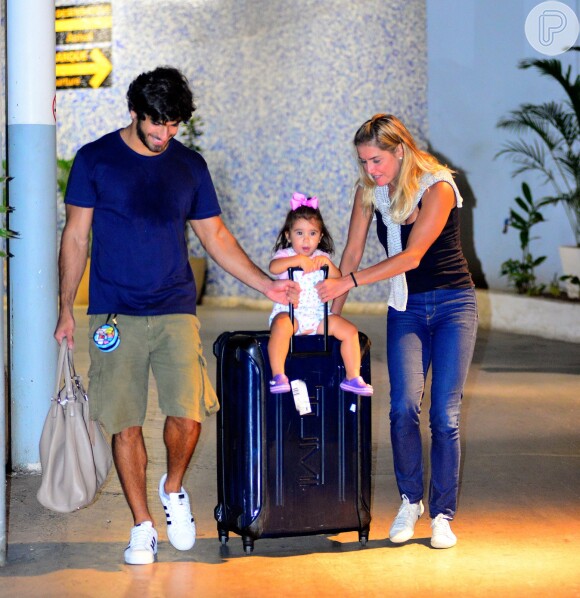 Deborah Secco é recepcionada pela família em aeroporto do Rio de Janeiro, em 14 de maio de 2017