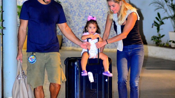 Deborah Secco é recebida pela filha em aeroporto do Rio após período em SP