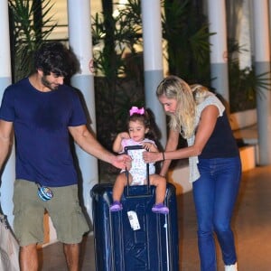 Deborah Secco brinca com a filha em aeroporto do Rio de Janeiro