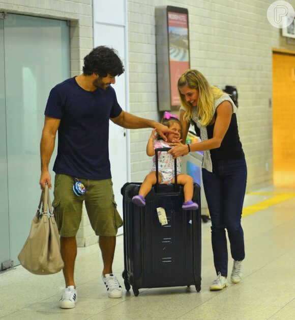 Deborah Secco é recepcionada pela família em aeroporto Santos Dumont, no Rio