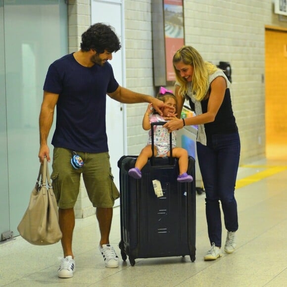 Deborah Secco é recepcionada pela família em aeroporto Santos Dumont, no Rio