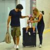 Deborah Secco é recepcionada pela família em aeroporto do Rio de Janeiro