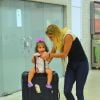 Deborah Secco brinca com Maria Flor em aeroporto