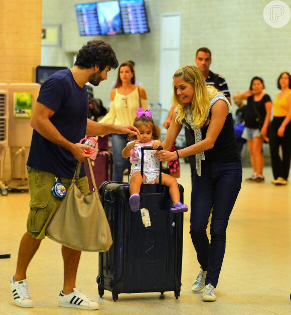 Deborah Secco é recepcionada pela família após voltar ao Rio
