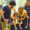 Deborah Secco e Hugo Moura carregam Maria Flor em mala de viagem