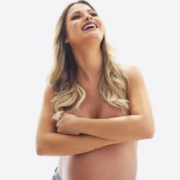 Andressa Suita posa de topless e mostra barrigão de grávida: 'Amor de mãe'