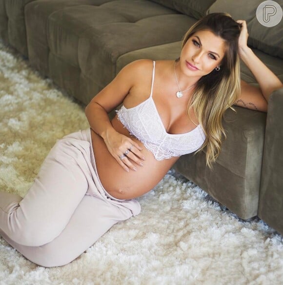 Aos sete meses, Andressa Suita mostrou o barrigão de grávida