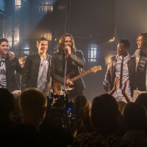 O local do show da banda 4.4 é invadido por uma multidão e Gui (Vladimir Brichta) fica desesperado, no capítulo que vai ao ar sábado, dia 27 de maio de 2017, na novela 'Rock Story'