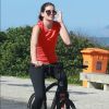 Camila Queiroz pedala na orla da Barra da Tijuca