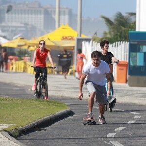 Klebber Toledo mostra habilidade ao andar de skate na orla do Rio