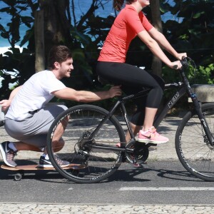 Enquanto a atriz foi de bicicleta, o ator pegou carona de skate