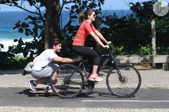 Enquanto a atriz foi de bicicleta, o ator pegou carona de skate