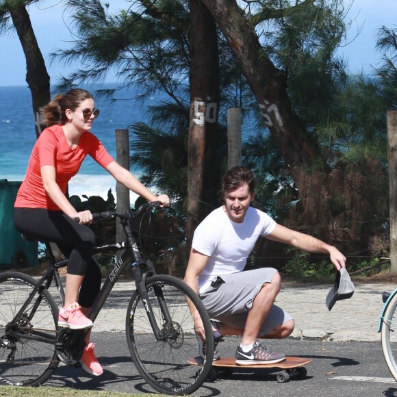 Camila Queiroz se diverte ao pedalar em passeio com a mãe e o namorado, Klebber Toledo