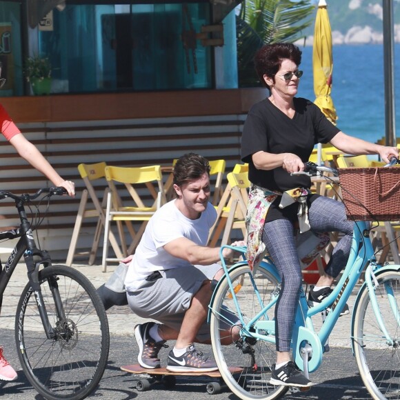 Camila Queiroz pedala e dá 'carona' para namorado, Klebber Toledo, de skate, nesta segunda-feira, dia 15 de maio de 2017