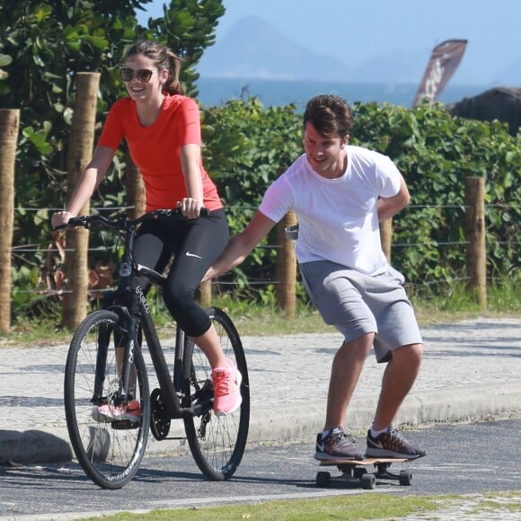 Camila Queiroz e o namorado, Klebber Toledo, se divertiram em passeio juntos