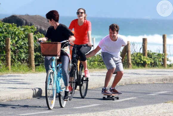 Camila Queiroz se diverte em passeio pela orla da Barra com a mãe e Klebber Toledo