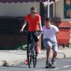 Camila Queiroz e namorado, Klebber Toledo, se divertem em passeio com a mãe da atriz, Eliane