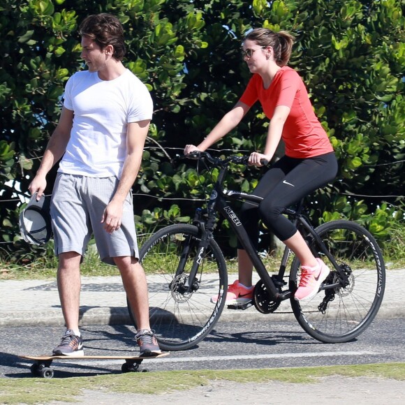 Klebber Toledo anda de skate enquanto Camila Queiroz pedala