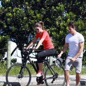 Enquanto pedala, Camila Queiroz dá 'carona' para o namorado