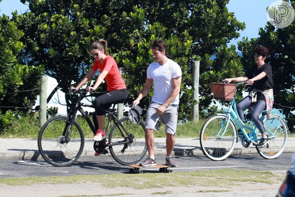 Enquanto pedala, Camila Queiroz dá 'carona' para o namorado