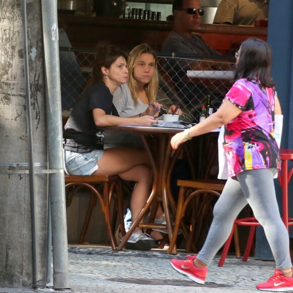 Fernanda Gentil e Priscila Montandon almoçam juntas no Leblon