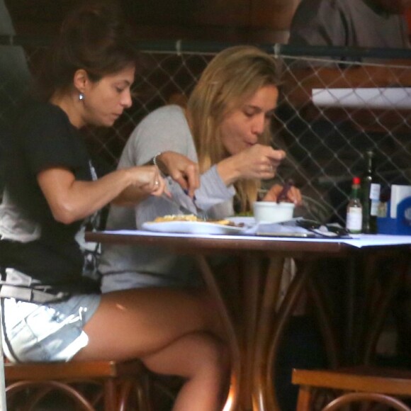 Fernanda Gentil almoça com Priscila Montandon, no Rio