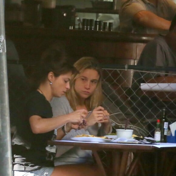 Fernanda Gentil conversa com a namorada, Priscila Montandon, durante almoço