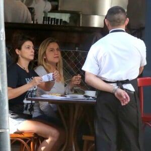 Fernanda Gentil e a namorada, Priscila Montandon, conversam com garçom em restaurante no Rio de Janeiro