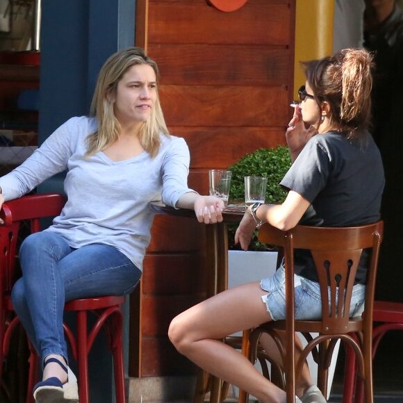 Fernanda Gentil e Priscila Montandon conversam antes de almoçarem juntas