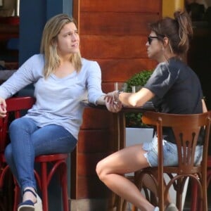 Fernanda Gentil e a namorada, Priscila Montandon, trocam carinhos em bar na Zona Sul do Rio de Janeiro