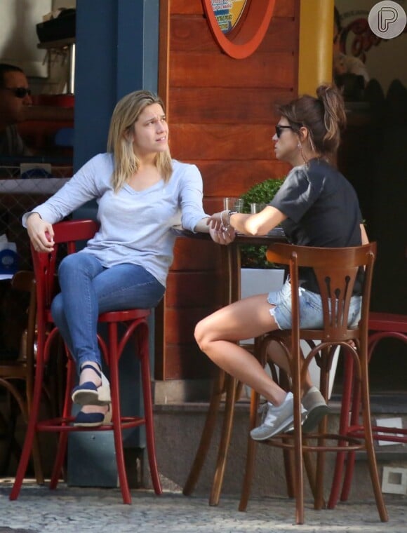 Fernanda Gentil e a namorada, Priscila Montandon, trocam carinhos em bar na Zona Sul do Rio de Janeiro