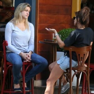 Fernanda Gentil bebe chope em restaurante no Rio com a namorada, Priscila Montandon