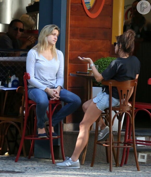 Fernanda Gentil bebe chope em restaurante no Rio com a namorada, Priscila Montandon
