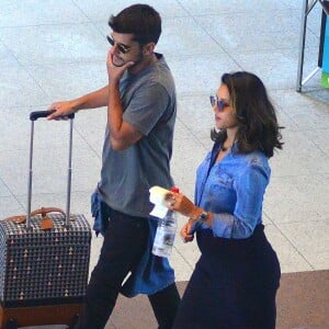 Yanna Lavigne foi fotografada com Bruno Gissoni em aeroporto em março de 2017