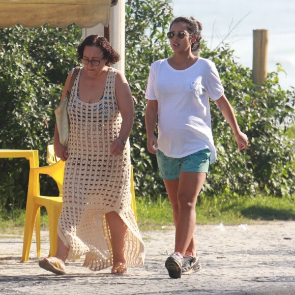 Yanna Lavigne passeou com a mãe na praia na quarta-feira, 24 de maio de 2017