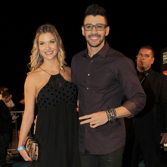 Andressa Suita posou com Gusttavo Lima e ganhou carinho na barriga de grávida