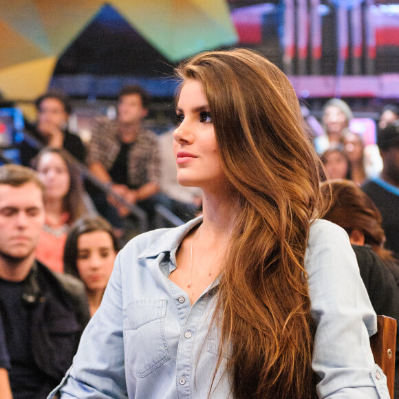Camila Queiroz exibia os cabelos mais longos antes de começar a gravar a novela 'Pega Pega'