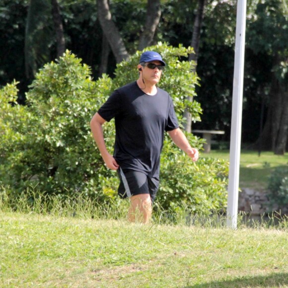 William Bonner foi fotografado em raro momento, caminhando na Lagoa Rodrigo de Freitas, no Rio de Janeiro, em 16 de maio de 2017