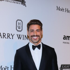 Cauã Reymond aderiu ao bigode para novo personagem na televisão