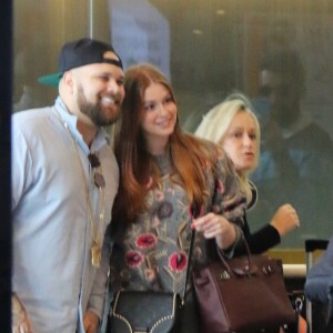 Marina Ruy Barbosa posa com fã no aeroporto internacional do Rio de Janeiro