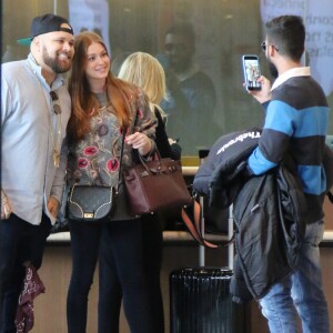 Marina Ruy Barbosa abraça fã ao posar para uma foto