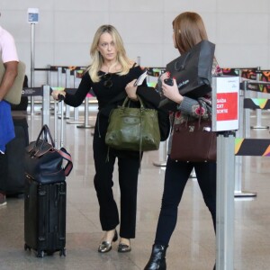 Marina Ruy Barbosa, com sacola de grife, é clicada em aeroporto com a mãe