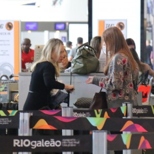 Marina Ruy Barbosa e a mãe, Gioconda, conversam na fila de embarque