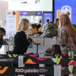 Marina Ruy Barbosa e a mãe aguardam na fila de embarque